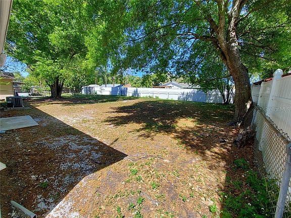 3rd image of 8864 Oak Cir