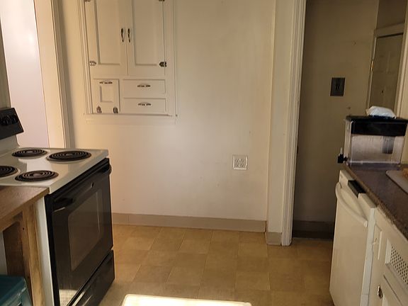 Kitchen with dishwasher