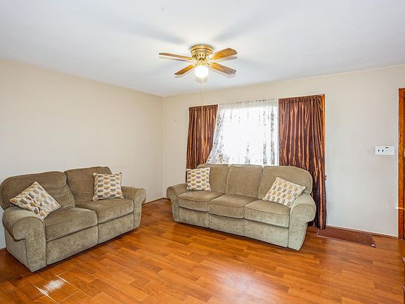 4th image of 128 Arpage Dr E