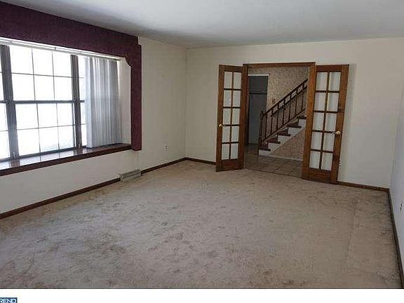 3rd image of 114 Croft Ct