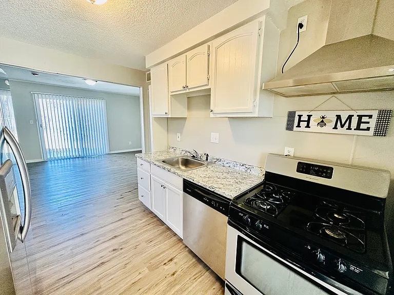 13049 Georgiana Ave — Photo 7