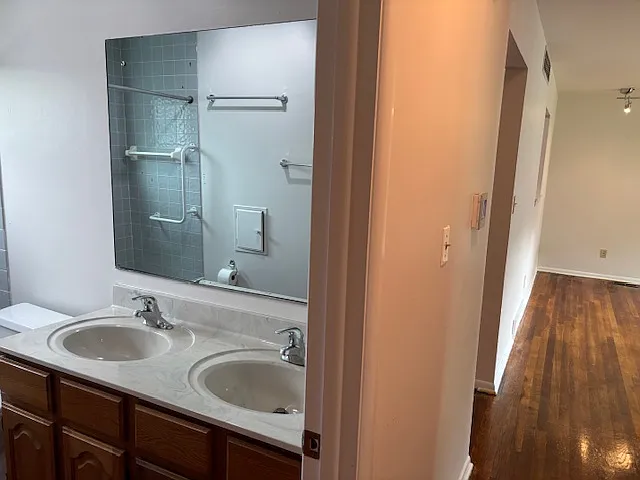 Full Bath for the Front BedRooms
