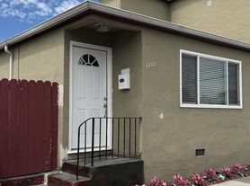 6201-6205 Bromley Ave, Oakland, CA