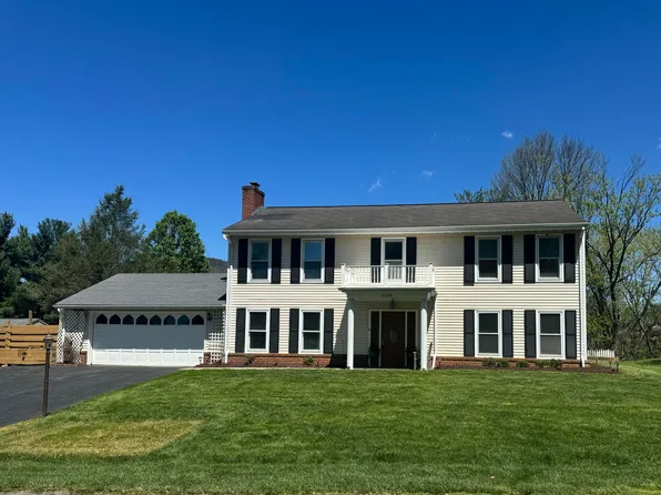 8126 Running Deer Ln, Roanoke, VA 24019