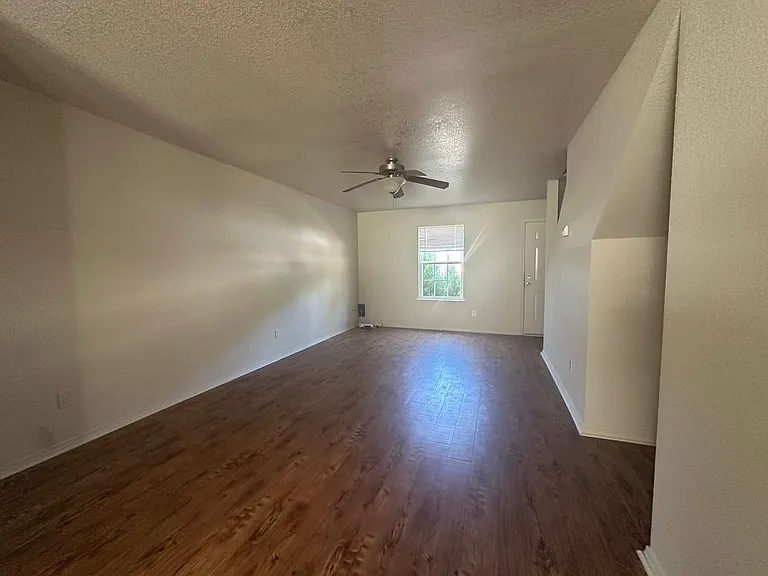 1131 E 9th St — Photo 2