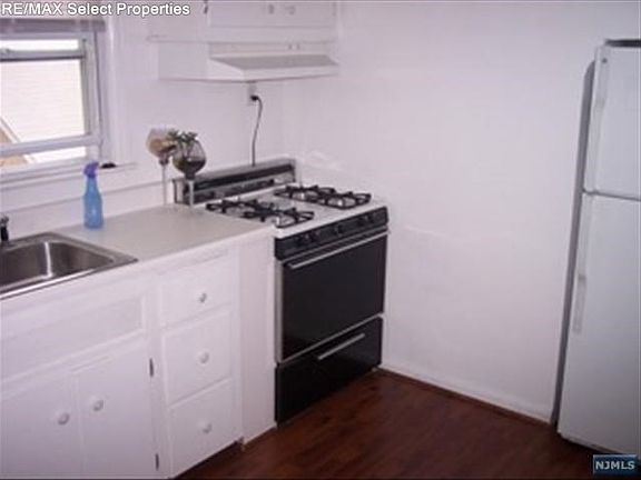 3rd image of 379 Aurora Ave