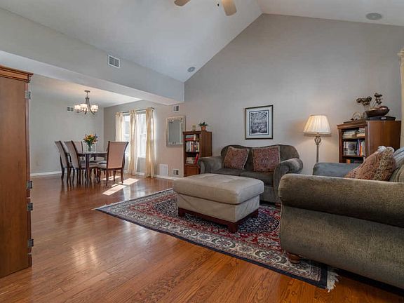 5th image of 147 Goldfinch La Milton