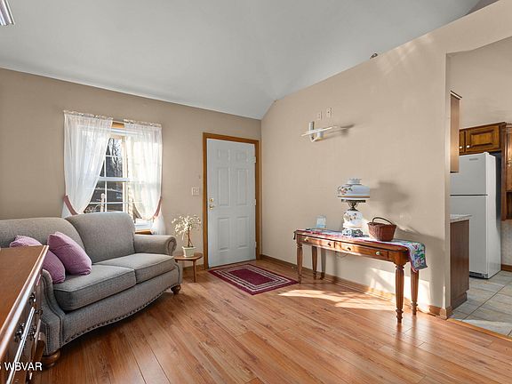 5th image of 22 Hoover St
