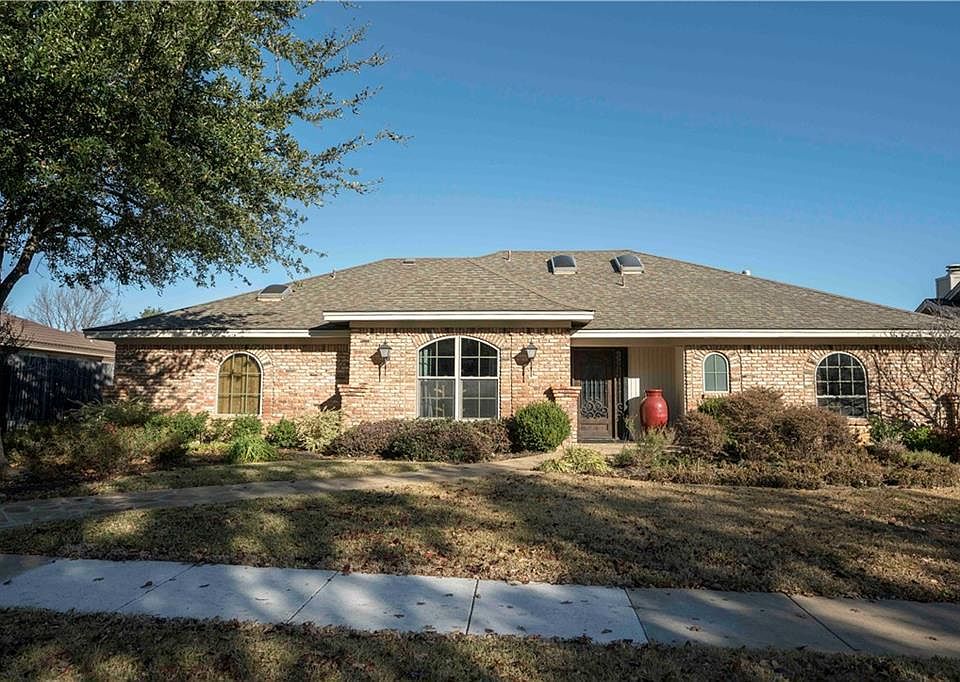 1st image of 813 Saddlebrook Dr S