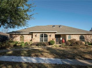 813 Saddlebrook Dr S, Bedford, TX 76021