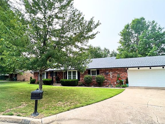 3rd image of 909 Woods Ct