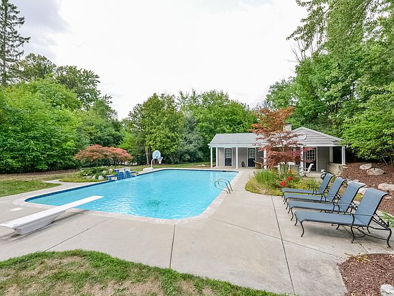 3rd image of 2700 Manor Dr SE