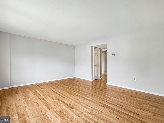 4th image of 1217 Oak View Dr