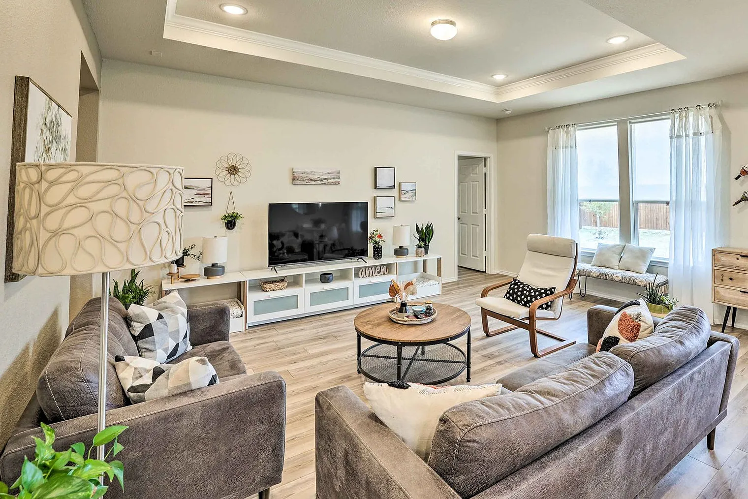2 bed, 2.0 bath, 1399 sqft, $4,096 — Photo 2