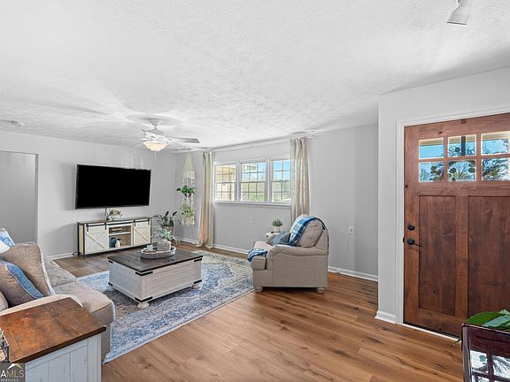 3rd image of 906 Steele Rd