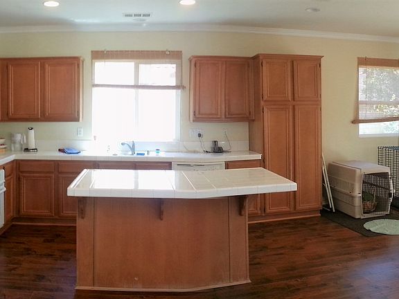large kitchen w/breakfast rm