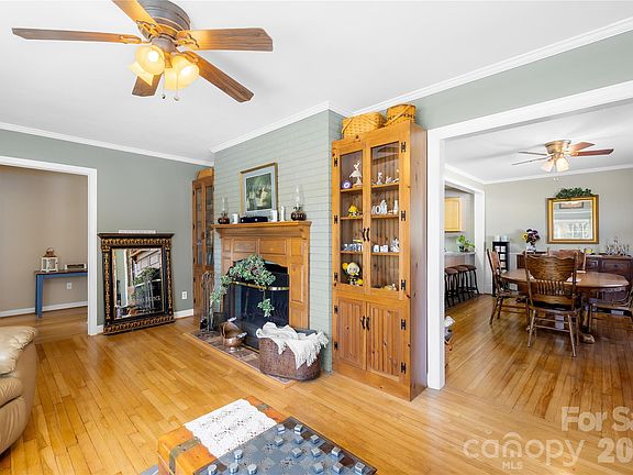 2nd image of 1912 Old West Ln