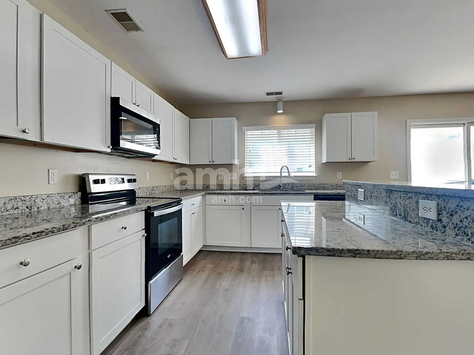 4 bed, 2.5 bath, 2591 sqft, $2,595 — Photo 3
