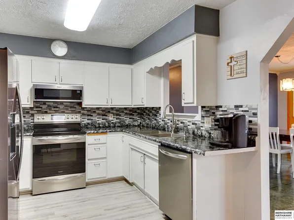 908 Pawnee Dr, Gretna, NE 68028