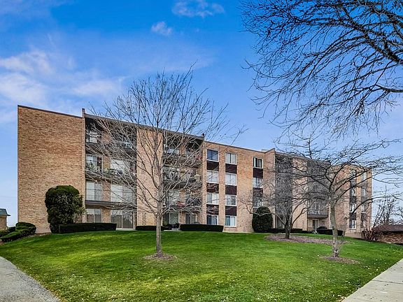 3rd image of 1101 S Hunt Club Dr APT 204