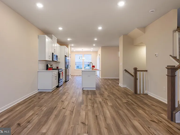 923 Magnolia Ln — Photo 8
