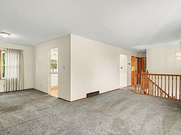 4th image of 160 Devon Dr