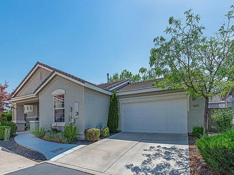 1691 Iron Mountain Dr — Photo 2