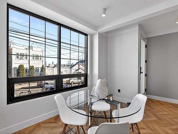 3rd image of 31 Bayview Ave #1