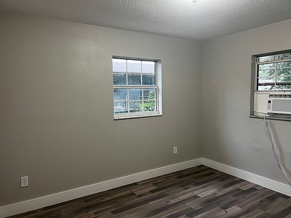 4th image of 2405 Gress Ln