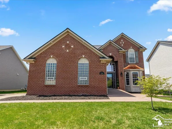 27724 E Mockingbird Dr, Flat Rock, MI 48134