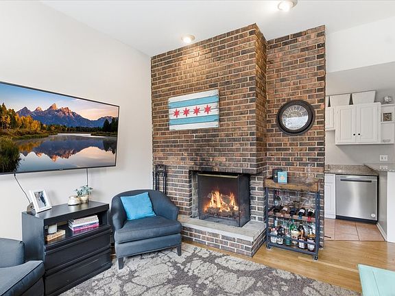 4th image of 802 W George St APT 1