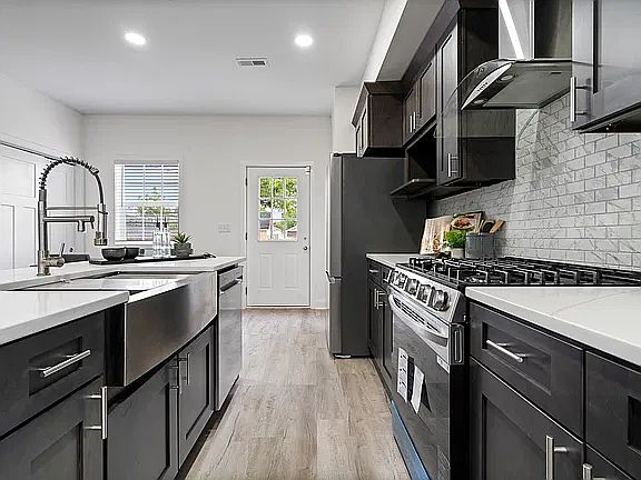 3rd image of 20 E Regent St