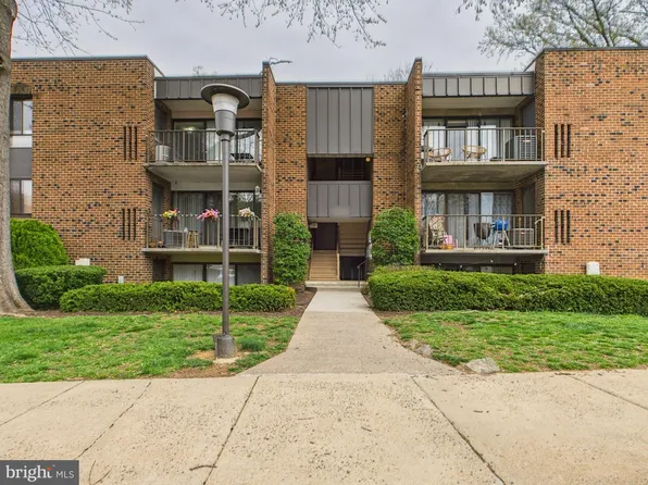 7800 Dassett Ct APT 301, Annandale, VA 22003