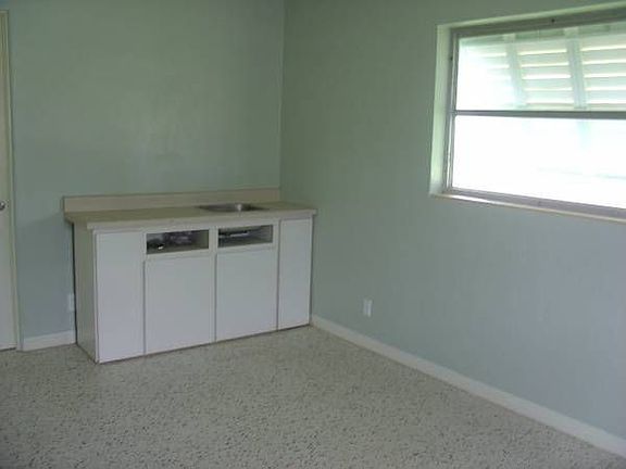4th image of 22 Briggs Dr