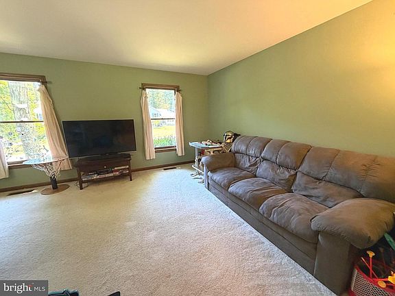 4th image of 609 Stonewall Ln