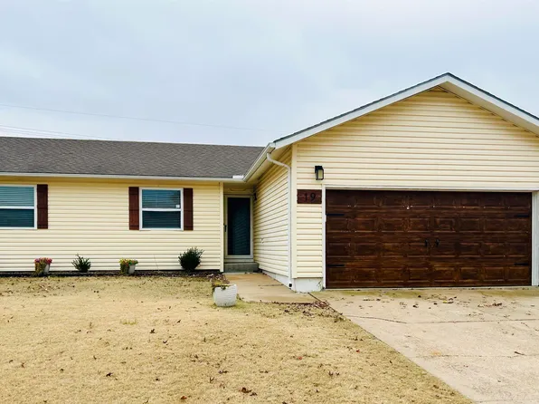 19 Deveron Rd, Winfield, KS 67156