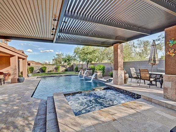 Beautiful Sparkling Pool & Spa