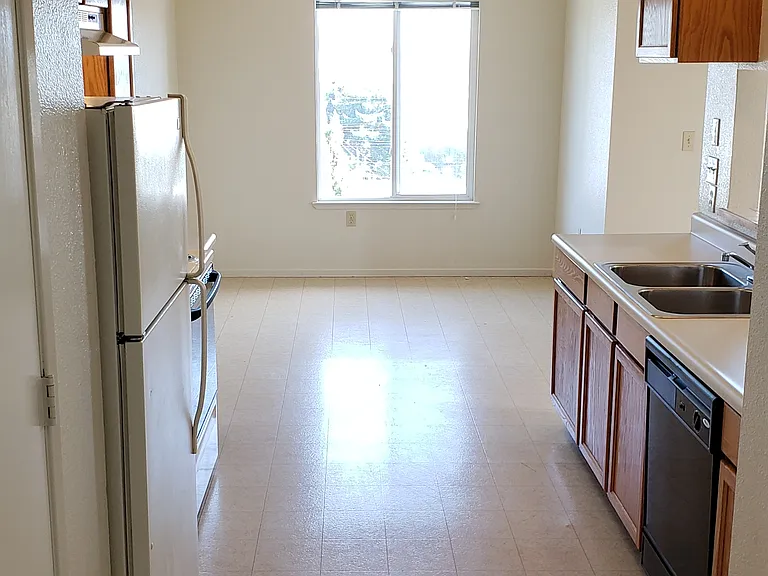 Sunset Vista Apartments — Photo 27