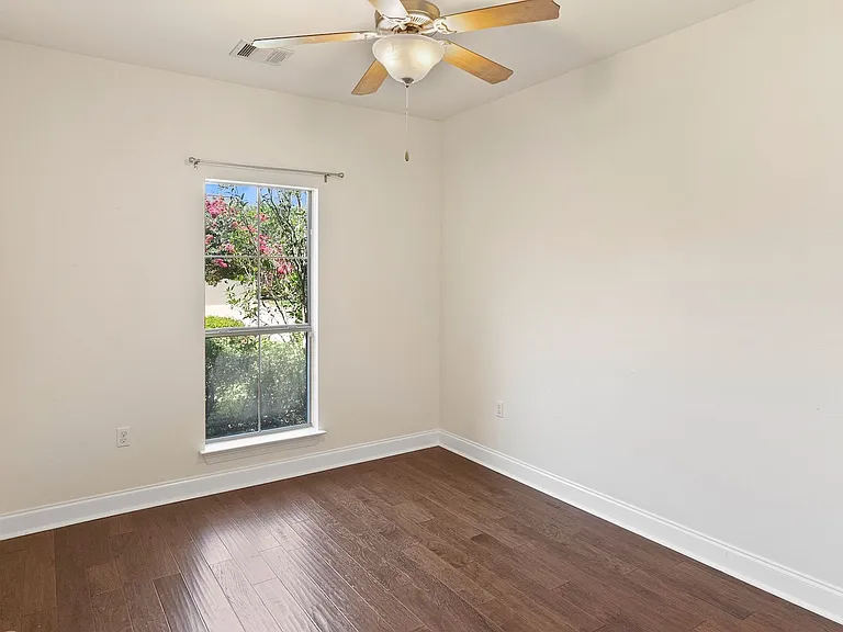 7945 Seville Ct — Photo 4