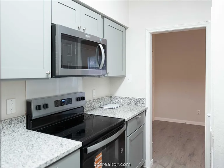 400 Nagle St #105 — Photo 4