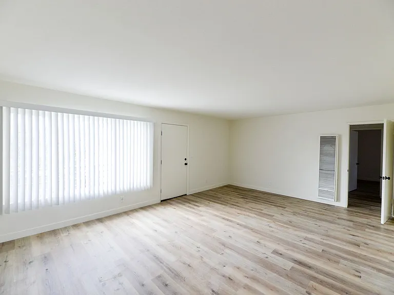 239/241 Avenida Pelayo — Photo 8