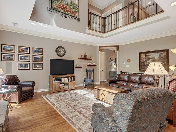 4th image of 450 Woodsedge Dr