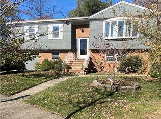 555 Vineland Ave, Staten Island, NY 10312