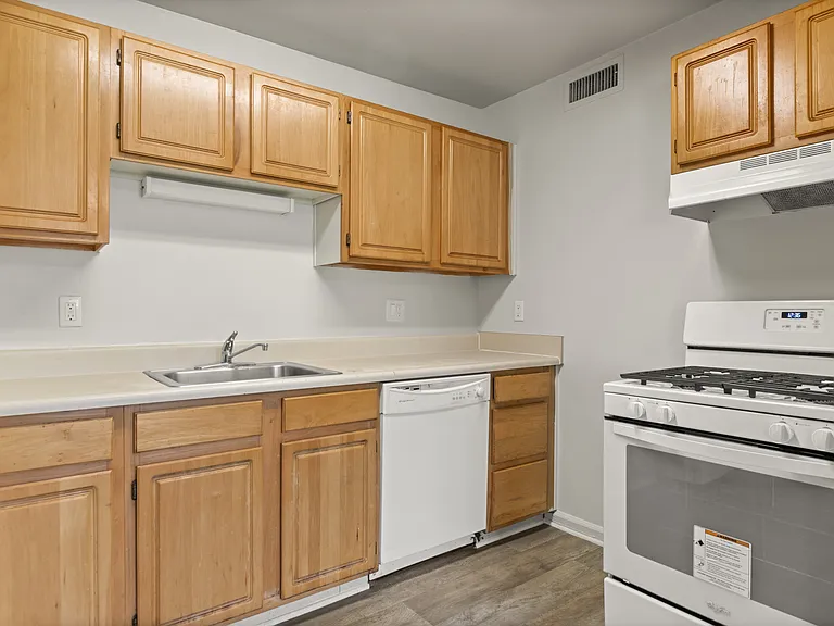 Oak Park Apartments — Photo 7