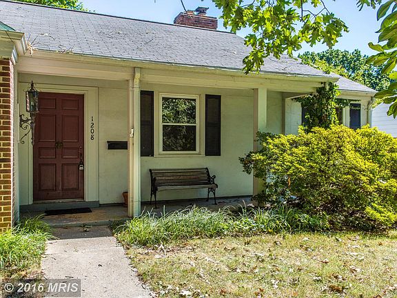 3rd image of 1208 Oakwood Dr