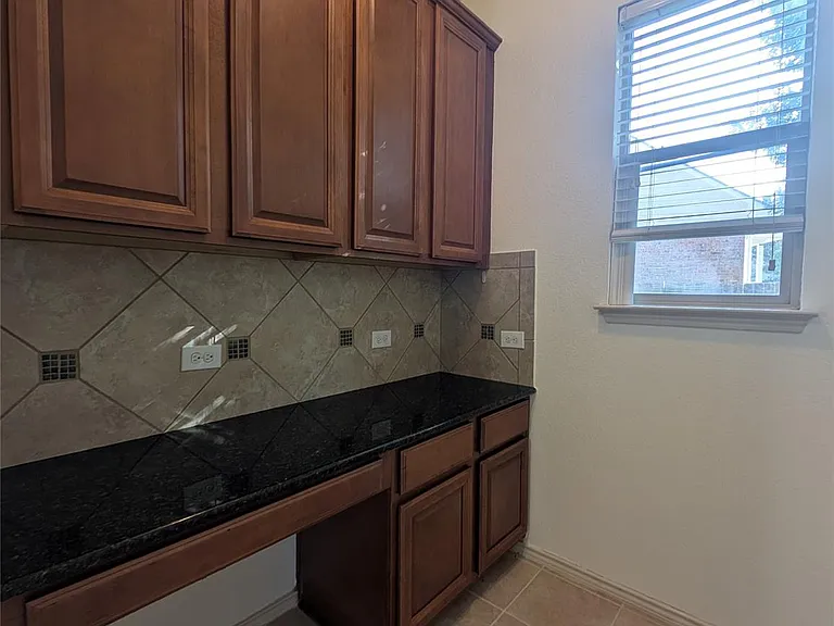 1602 Westmeadow Trl — Photo 13