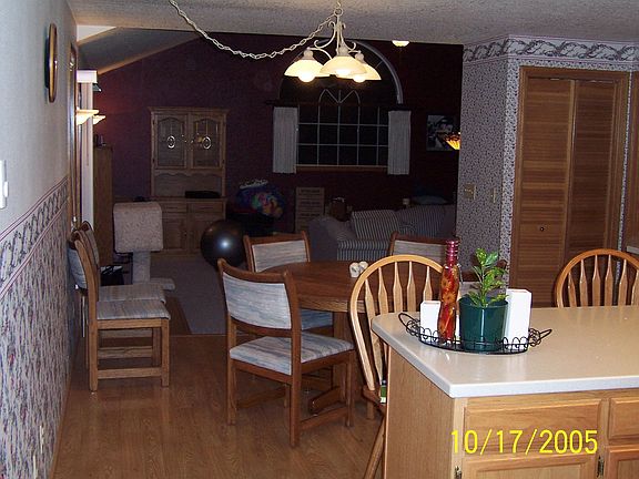 Oversized family room w/vaulted ceiling