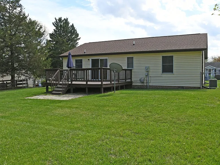 218 Bluebird Dr — Photo 2