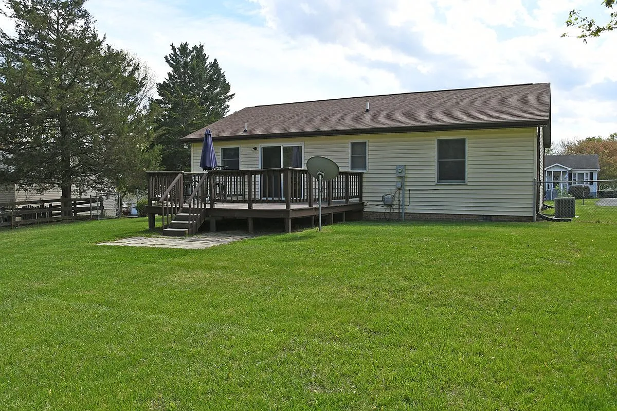Building Photo - 218 Bluebird Dr