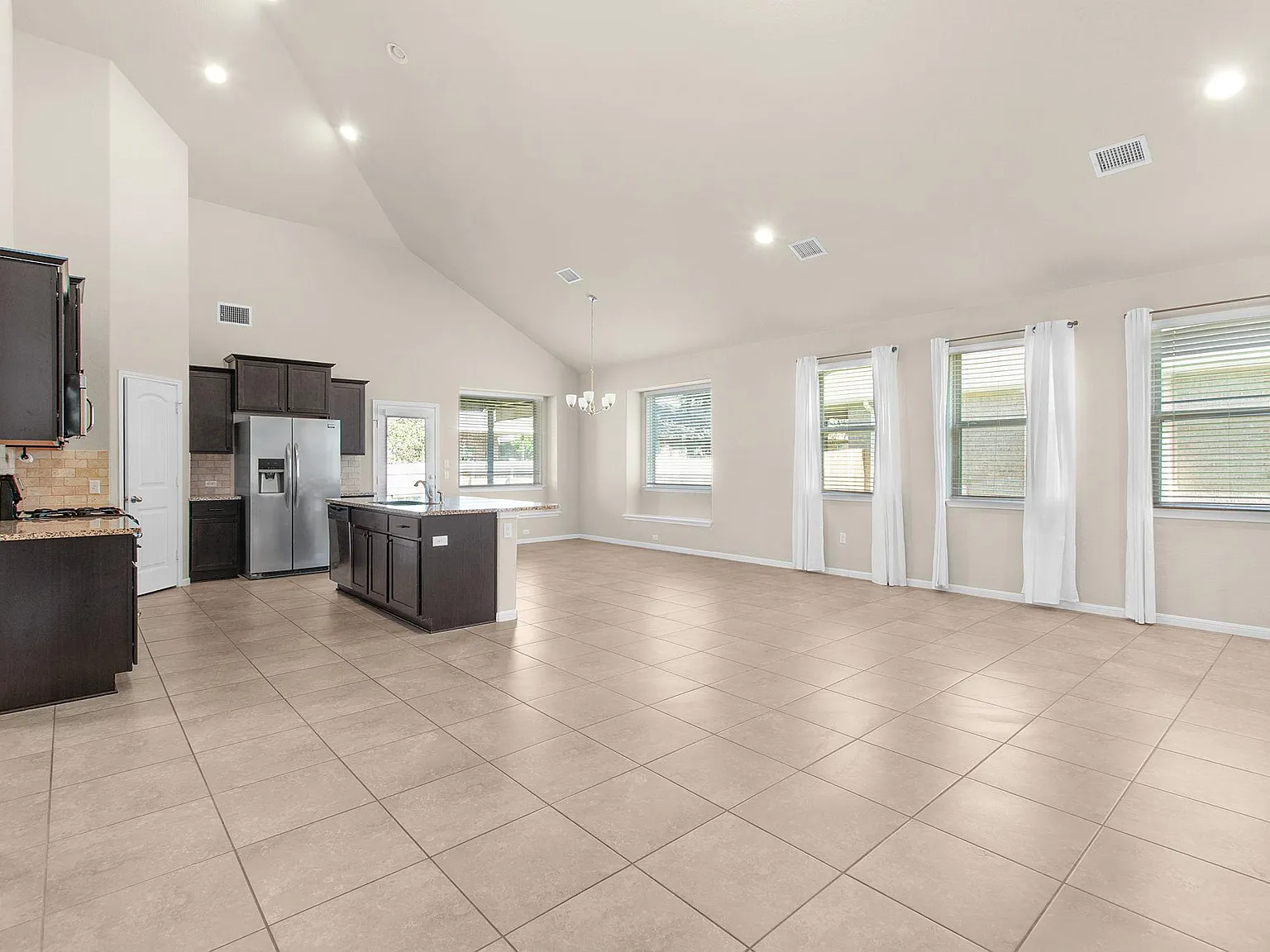 4 bed, 3.0 bath, 2596 sqft, $2,550 — Photo 4